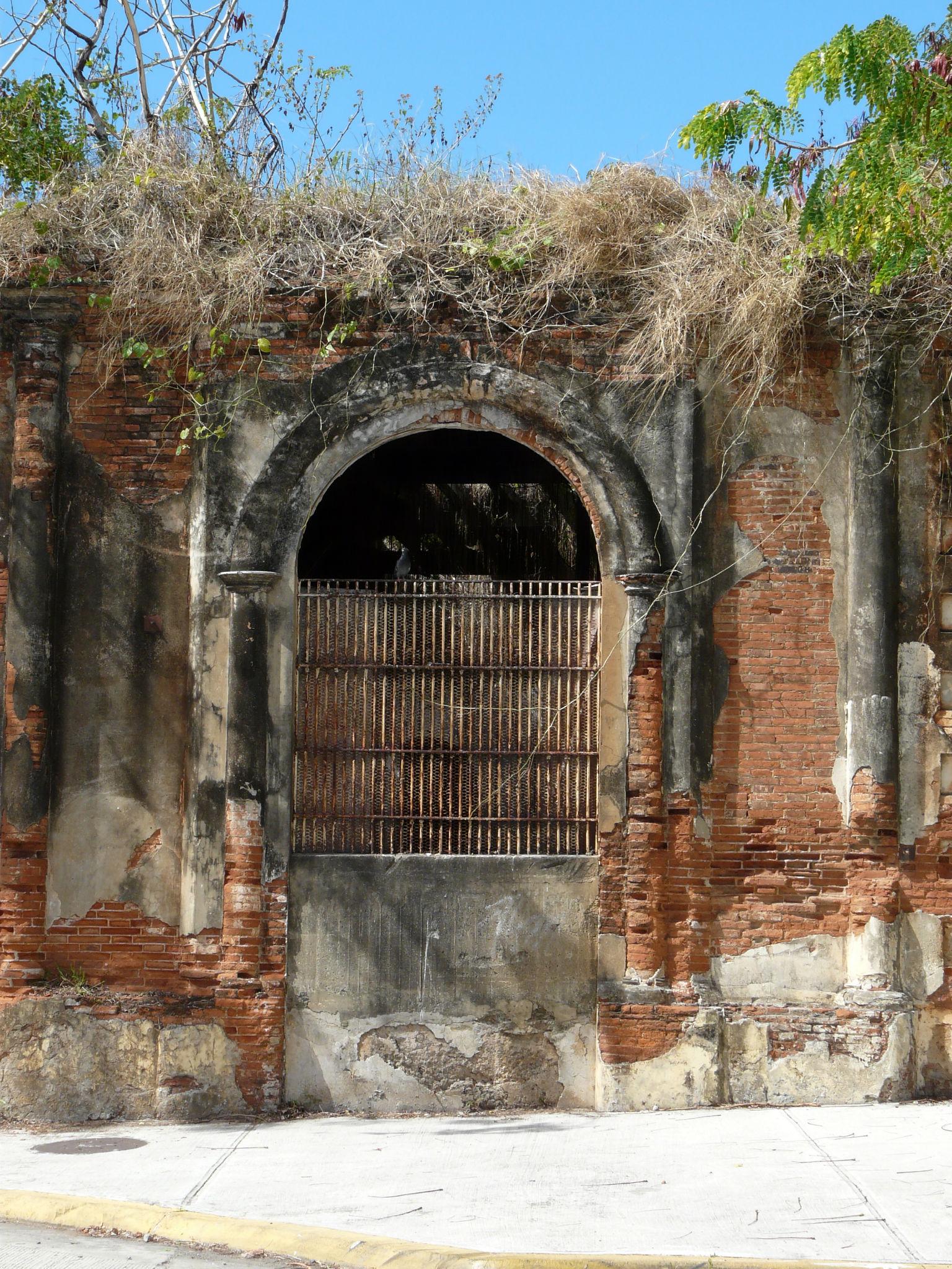 Edificio abandonado en la Avenida González Clemente - Ponce - 2012 00002
